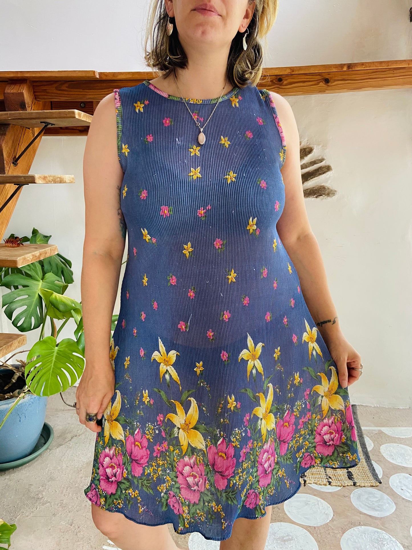 VINTAGE 90’s Crinkle Floral Midi Dress - M