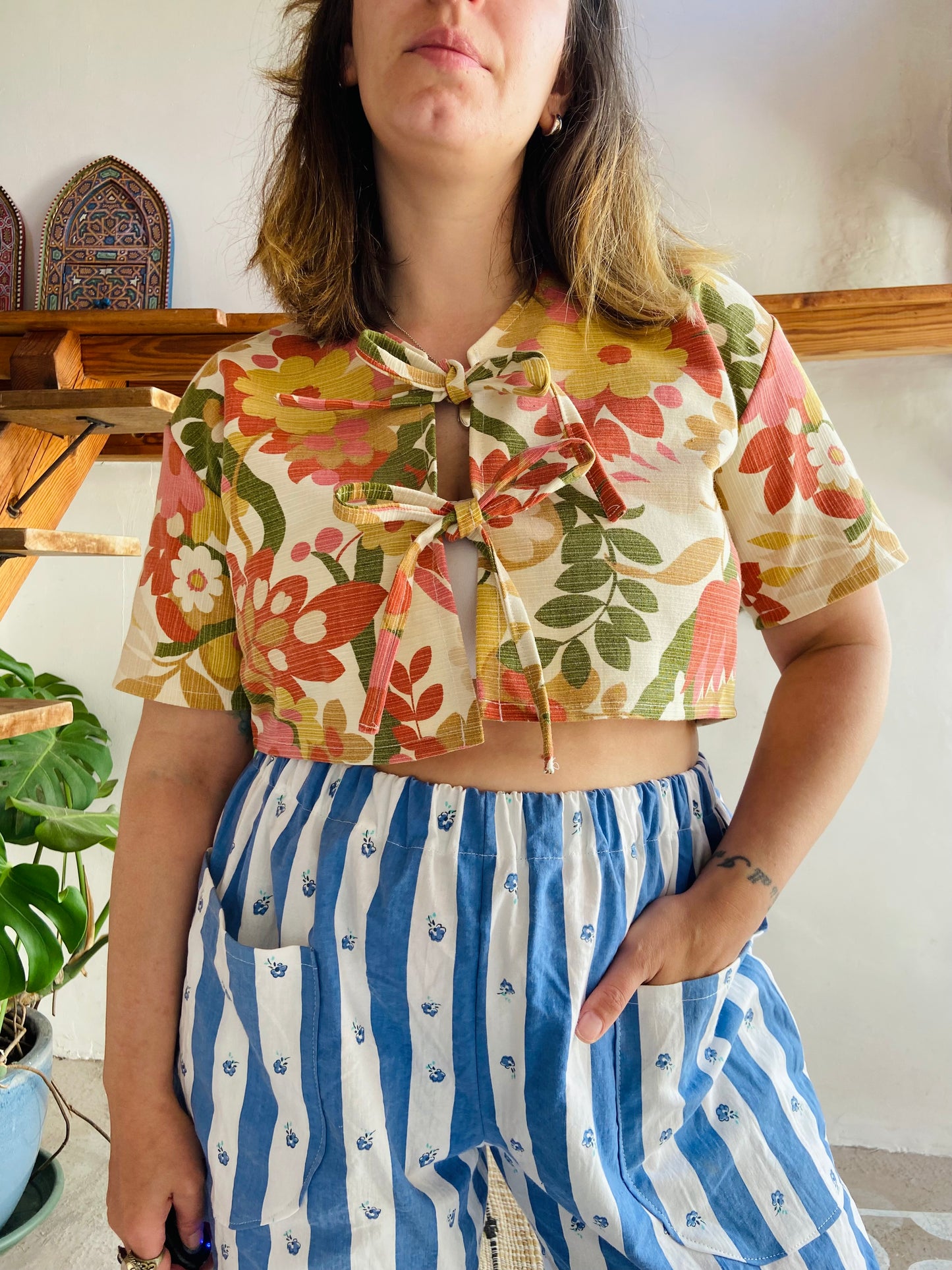 DESERT FOX Bright Floral Print Cropped Tie Top - S/M