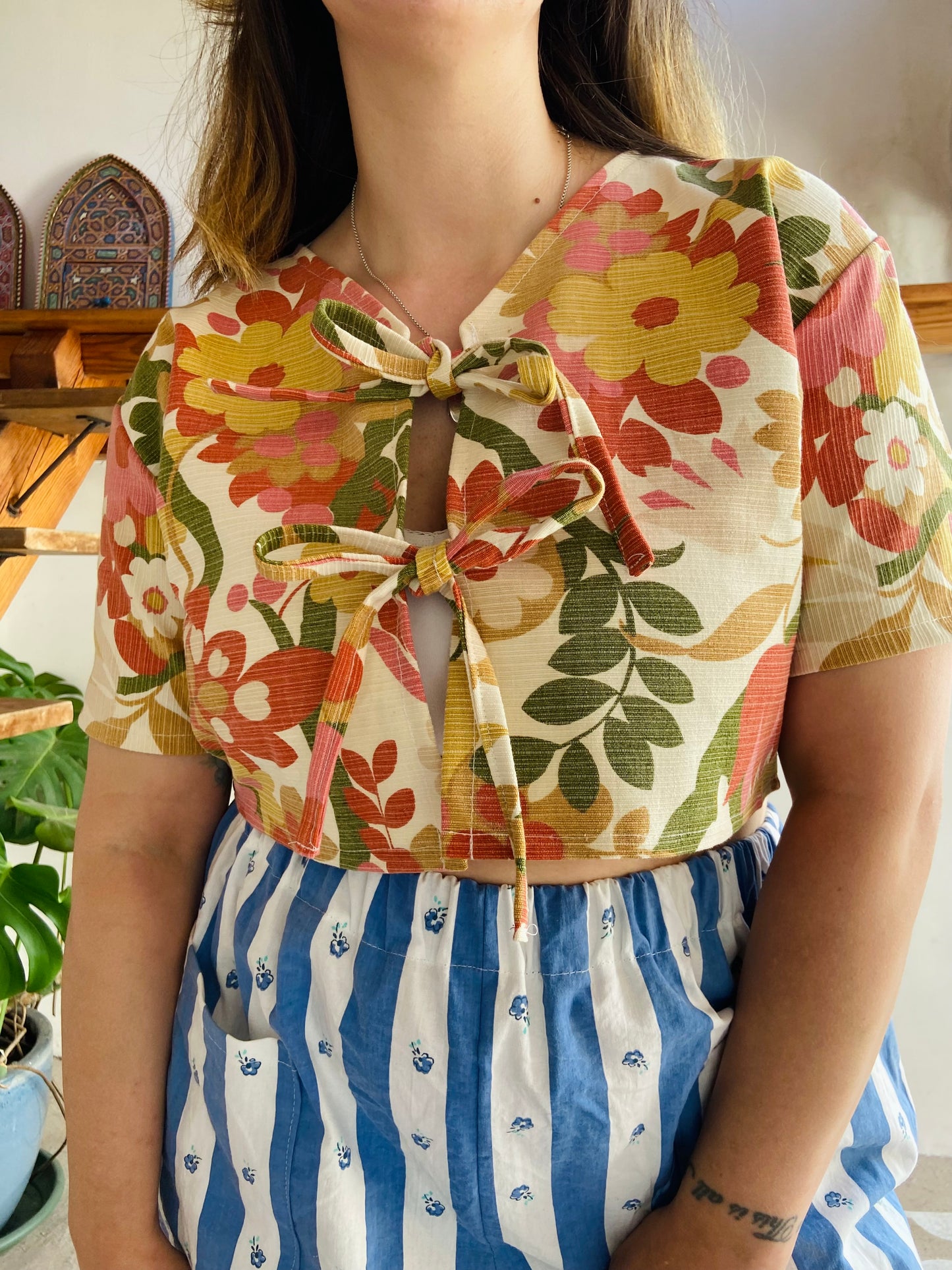 DESERT FOX Bright Floral Print Cropped Tie Top - S/M