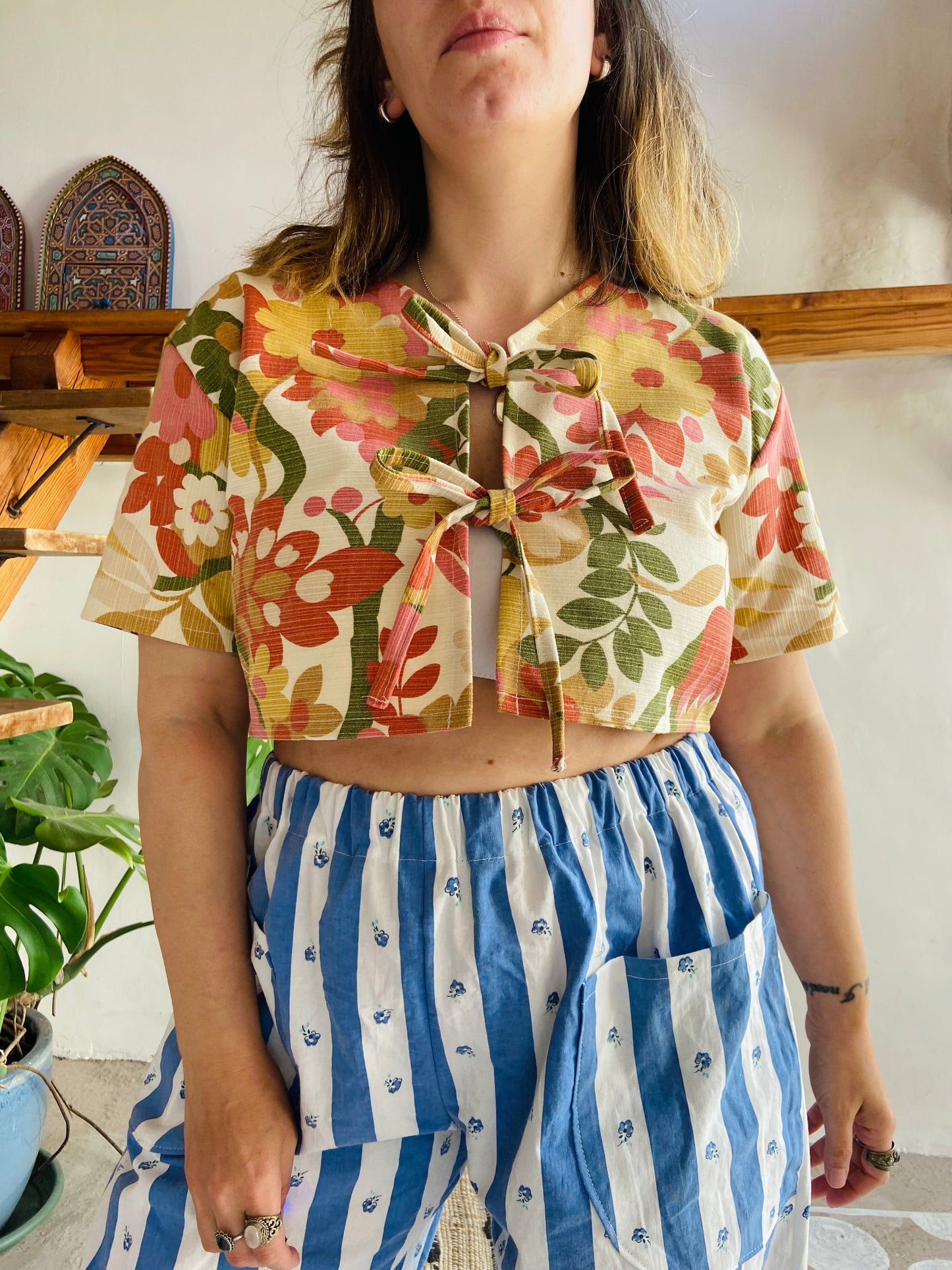 DESERT FOX Bright Floral Print Cropped Tie Top - S/M