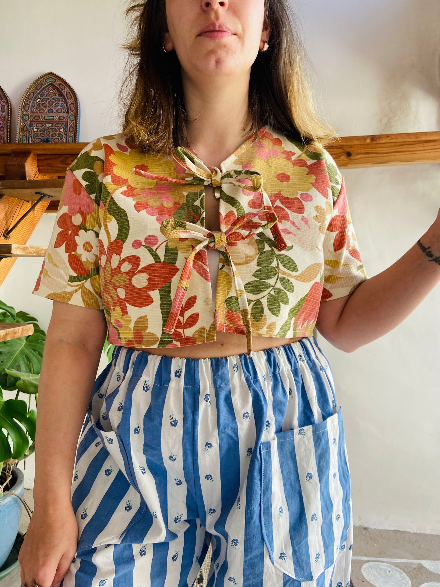 DESERT FOX Bright Floral Print Cropped Tie Top - S/M
