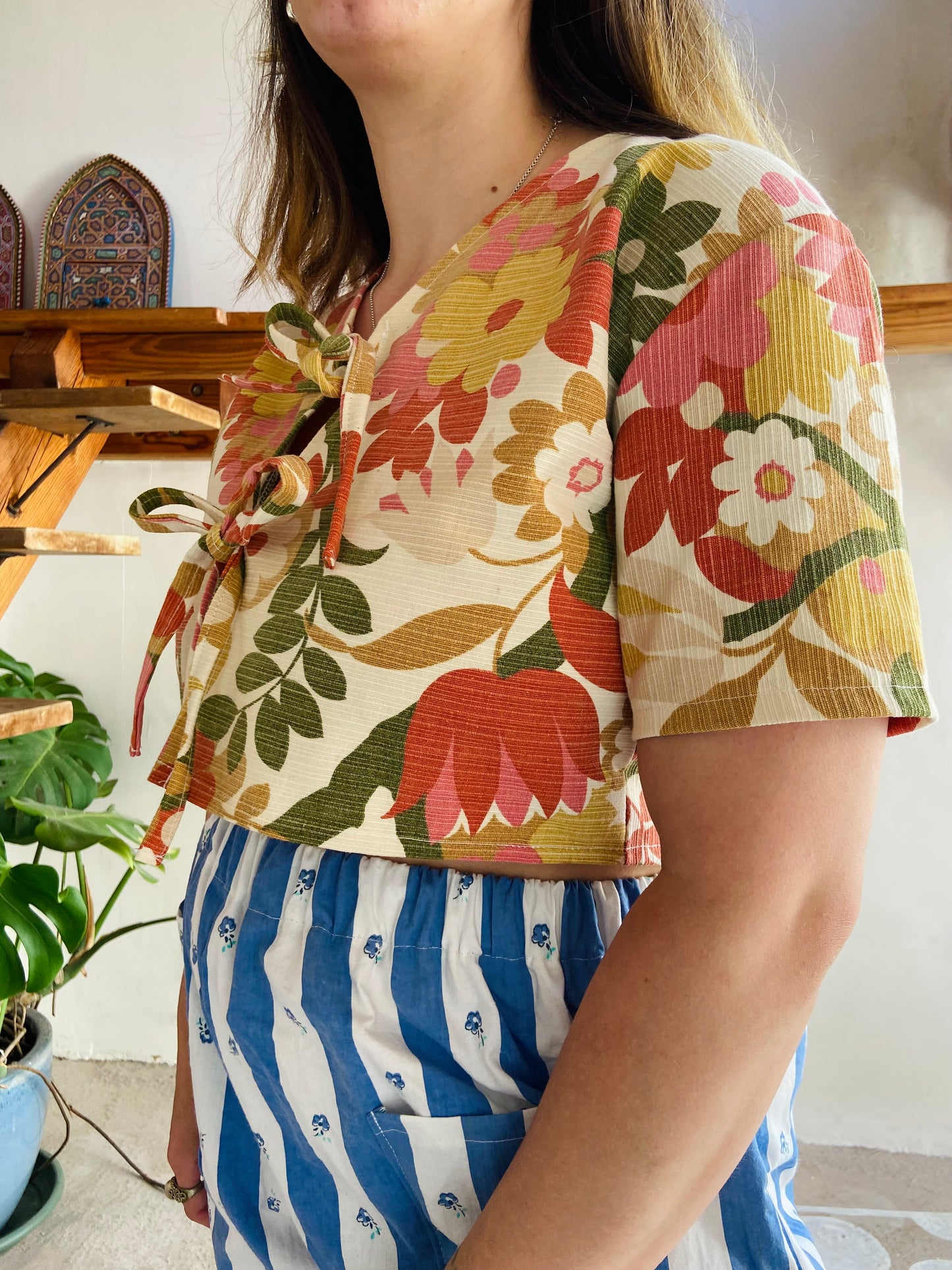 DESERT FOX Bright Floral Print Cropped Tie Top - S/M