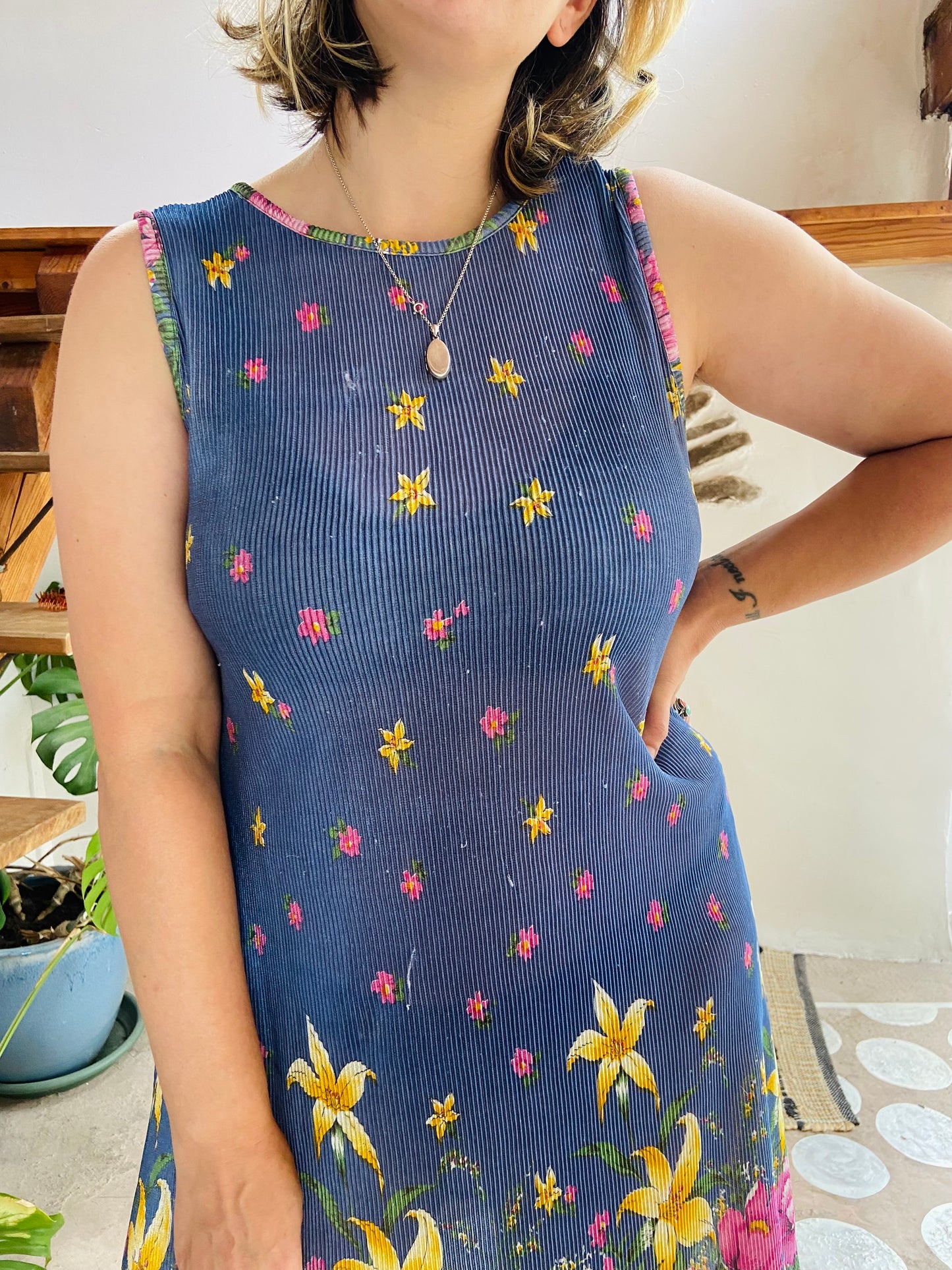 VINTAGE 90’s Crinkle Floral Midi Dress - M
