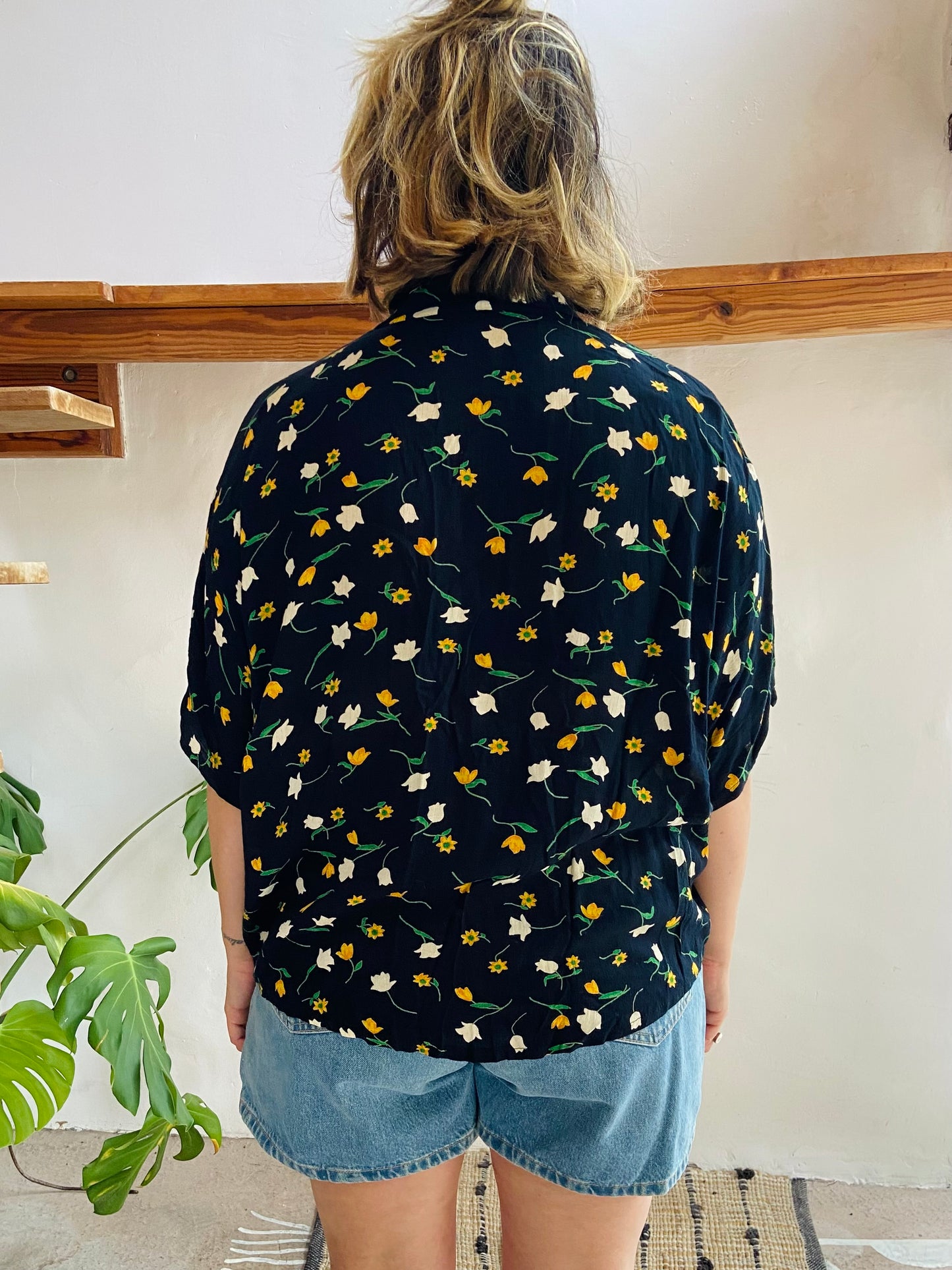 VINTAGE 90’s Yellow Floral Short Sleeve Shirt - M/L