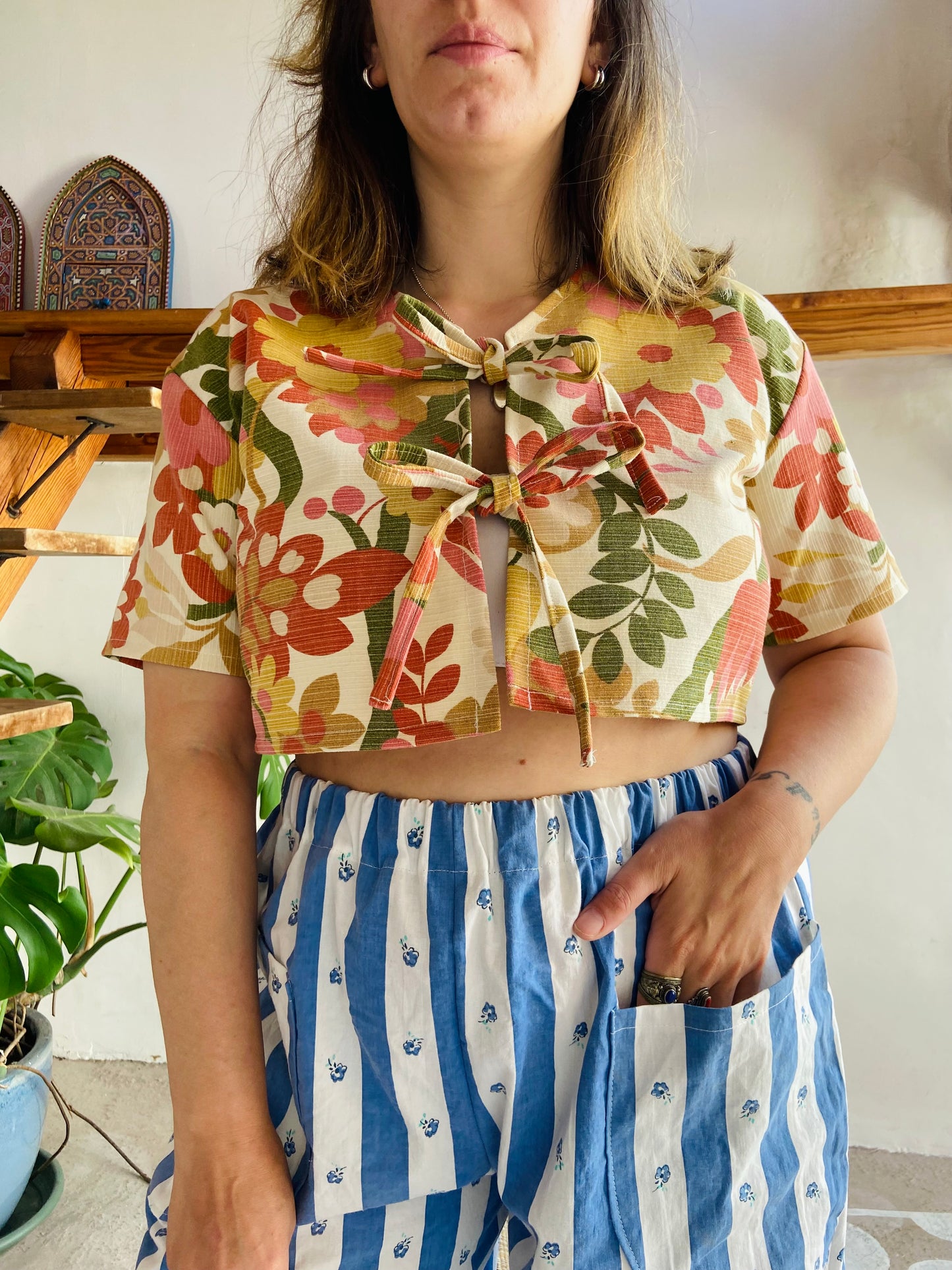DESERT FOX Bright Floral Print Cropped Tie Top - S/M