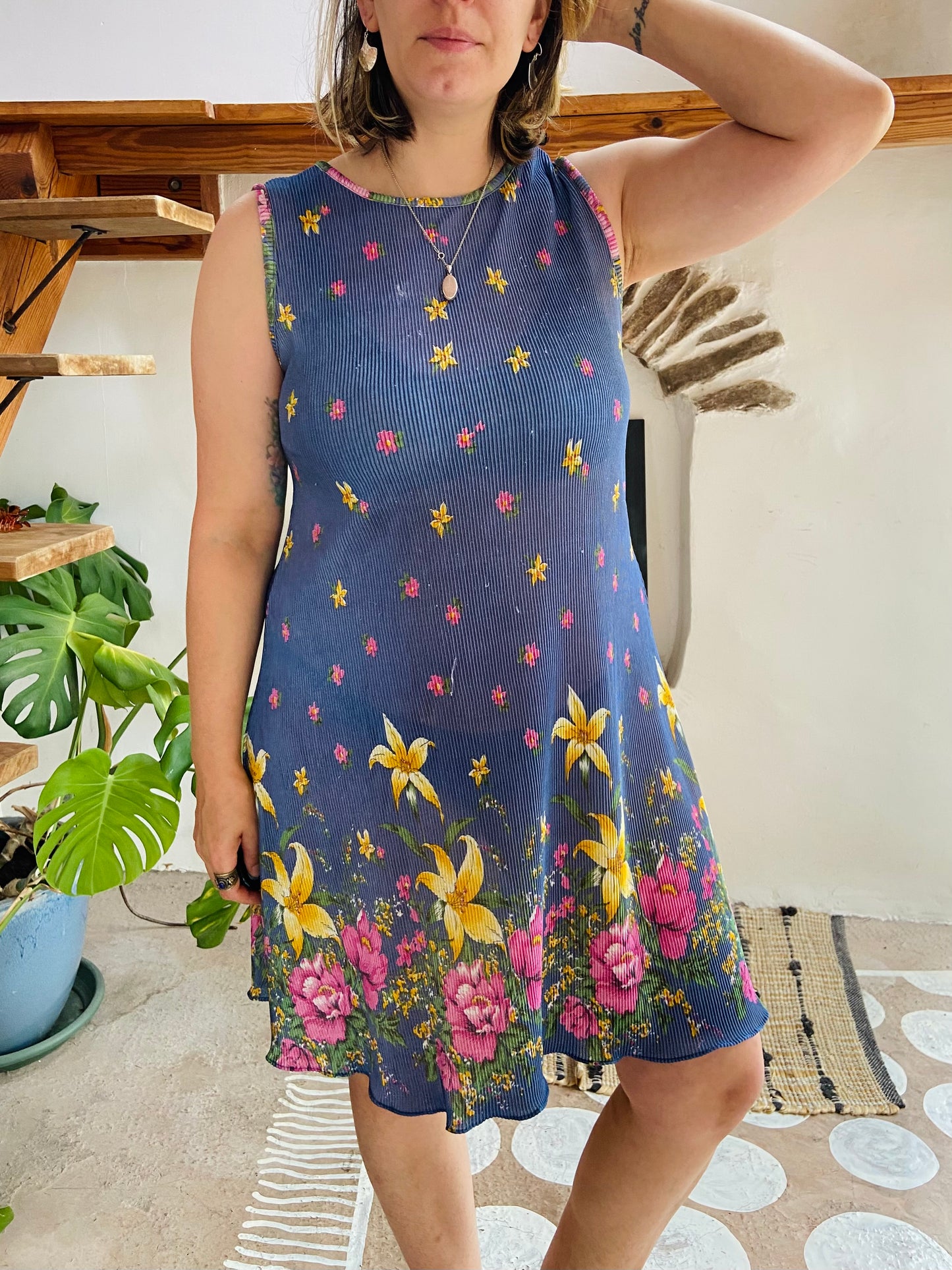 VINTAGE 90’s Crinkle Floral Midi Dress - M