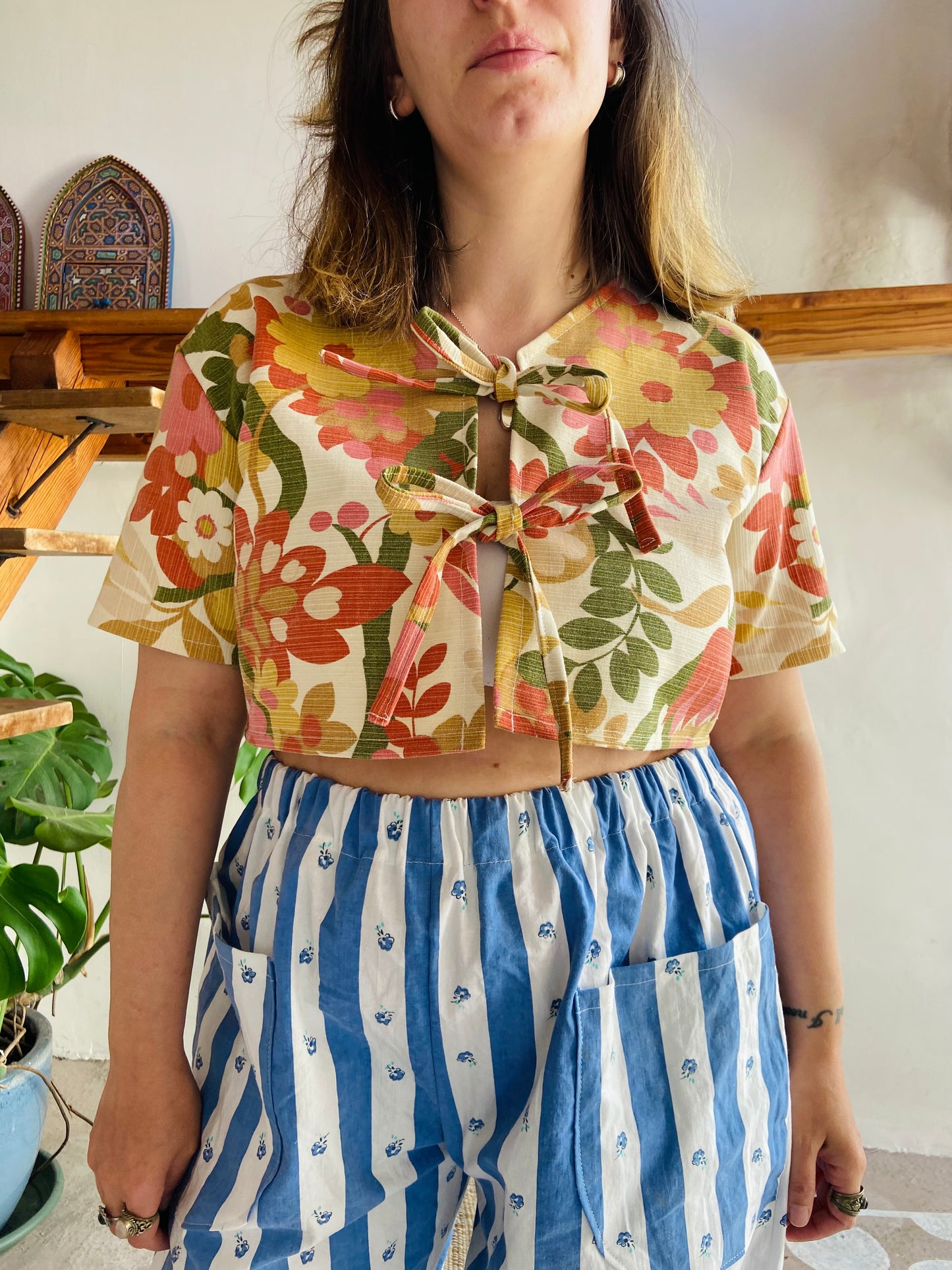 DESERT FOX Bright Floral Print Cropped Tie Top - S/M