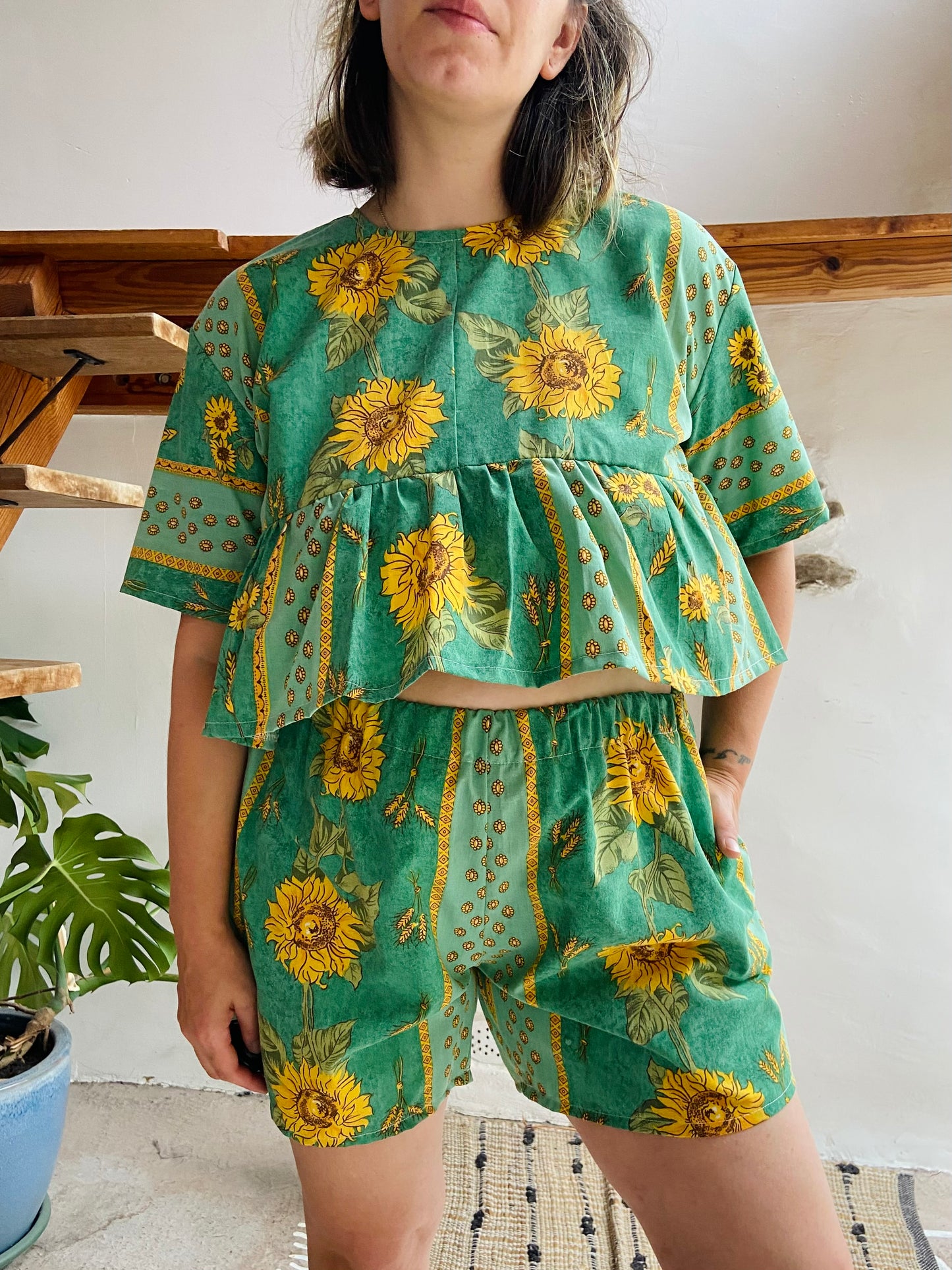 DESERT FOX Green Sunflower Peplum Cropped Top - M/L