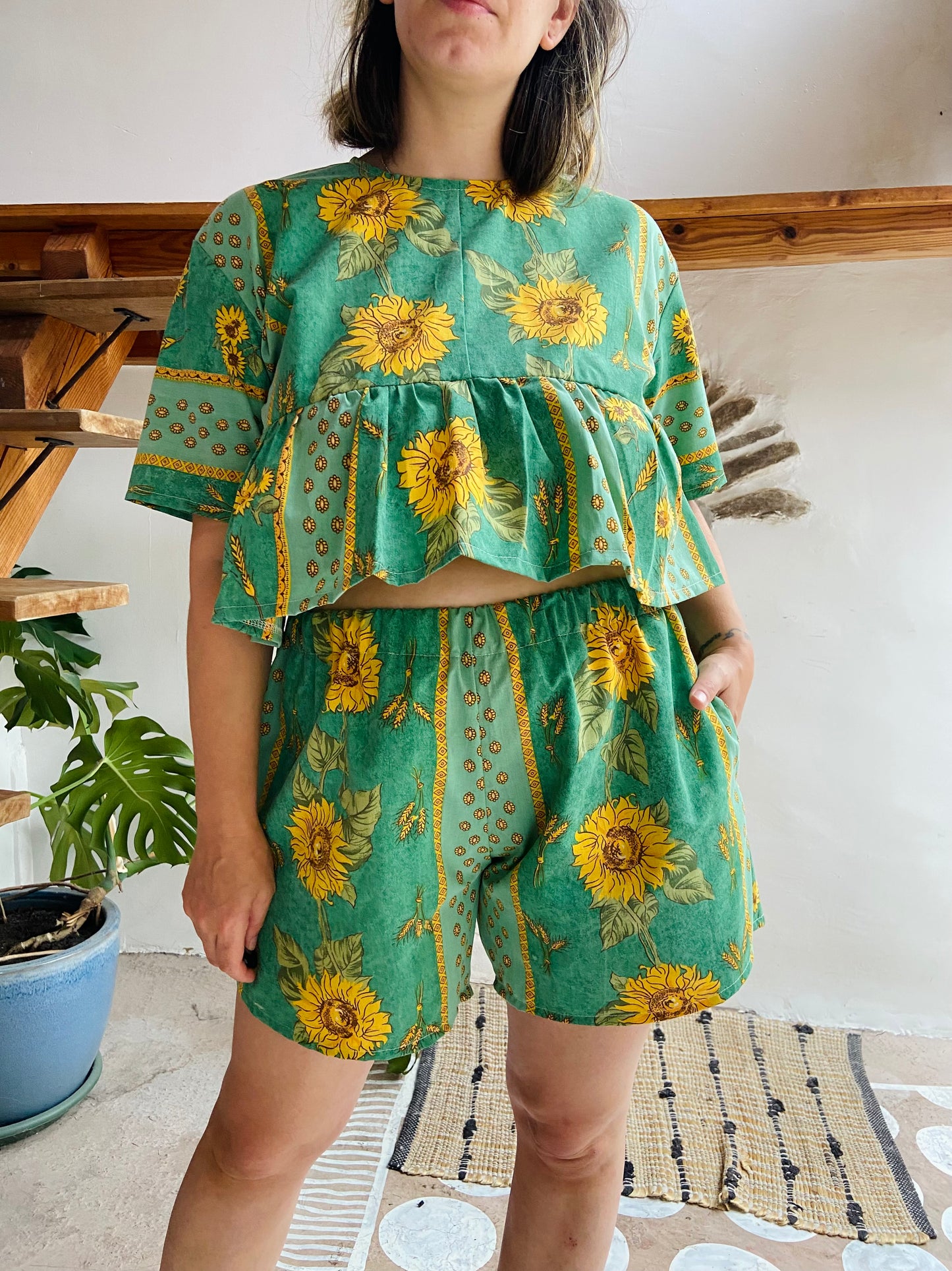 DESERT FOX Green Sunflower Peplum Cropped Top - M/L