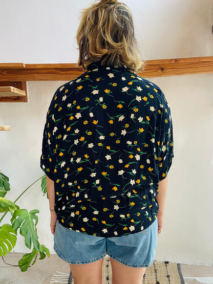 VINTAGE 90’s Yellow Floral Short Sleeve Shirt - M/L