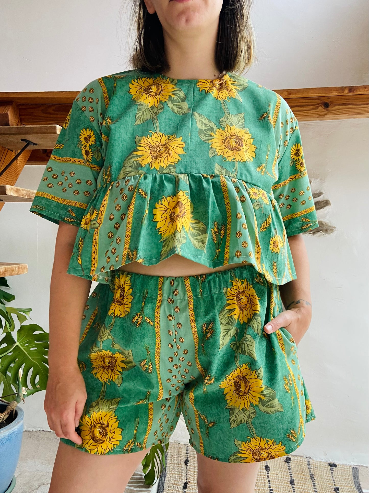 DESERT FOX Green Sunflower Peplum Cropped Top - M/L