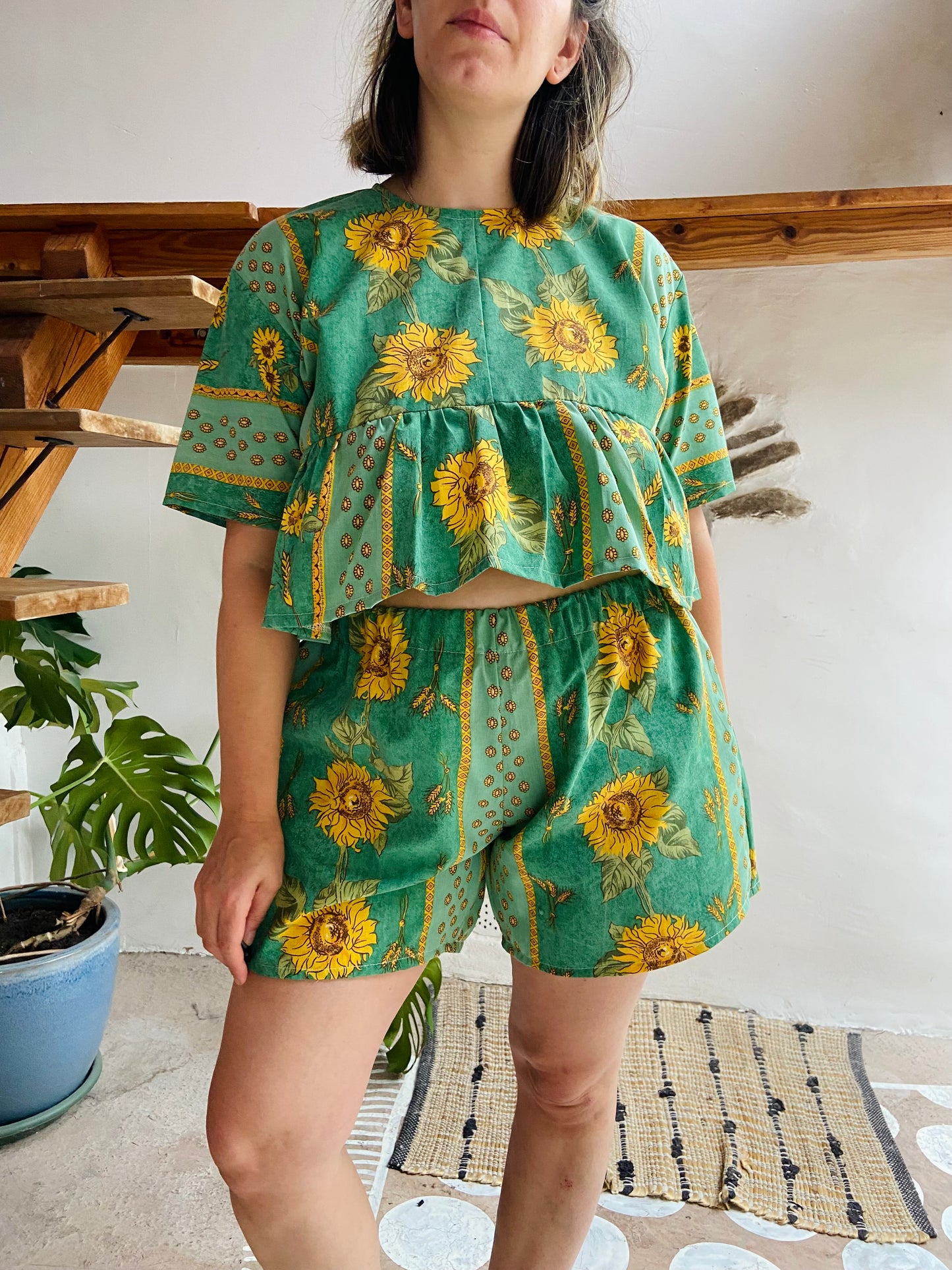 DESERT FOX Green Sunflower Peplum Cropped Top - M/L